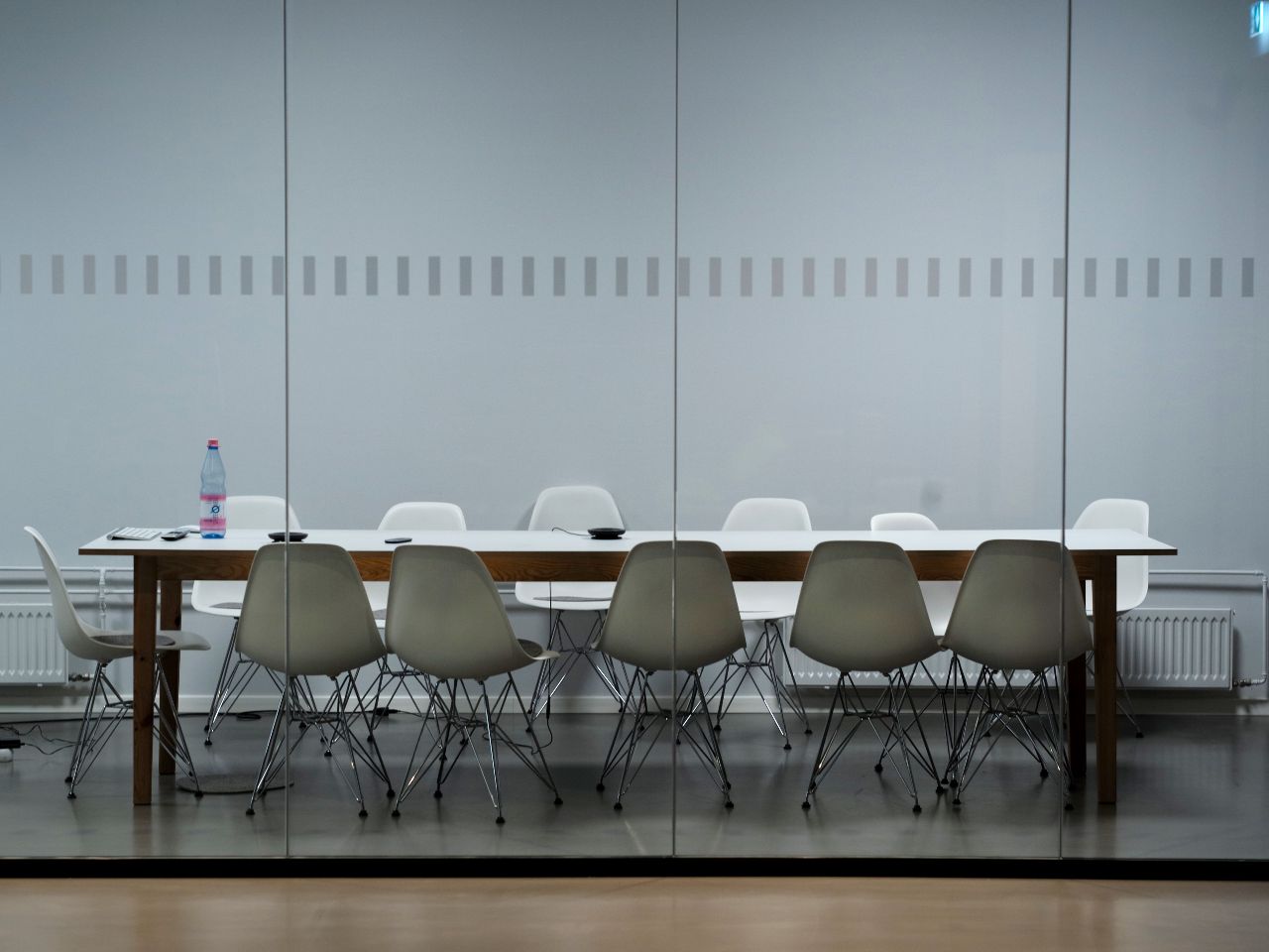 emptyoffice photo by pawelchu on unsplash