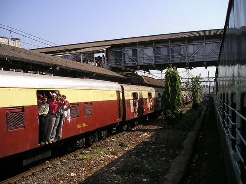 overcrowded mumbai train