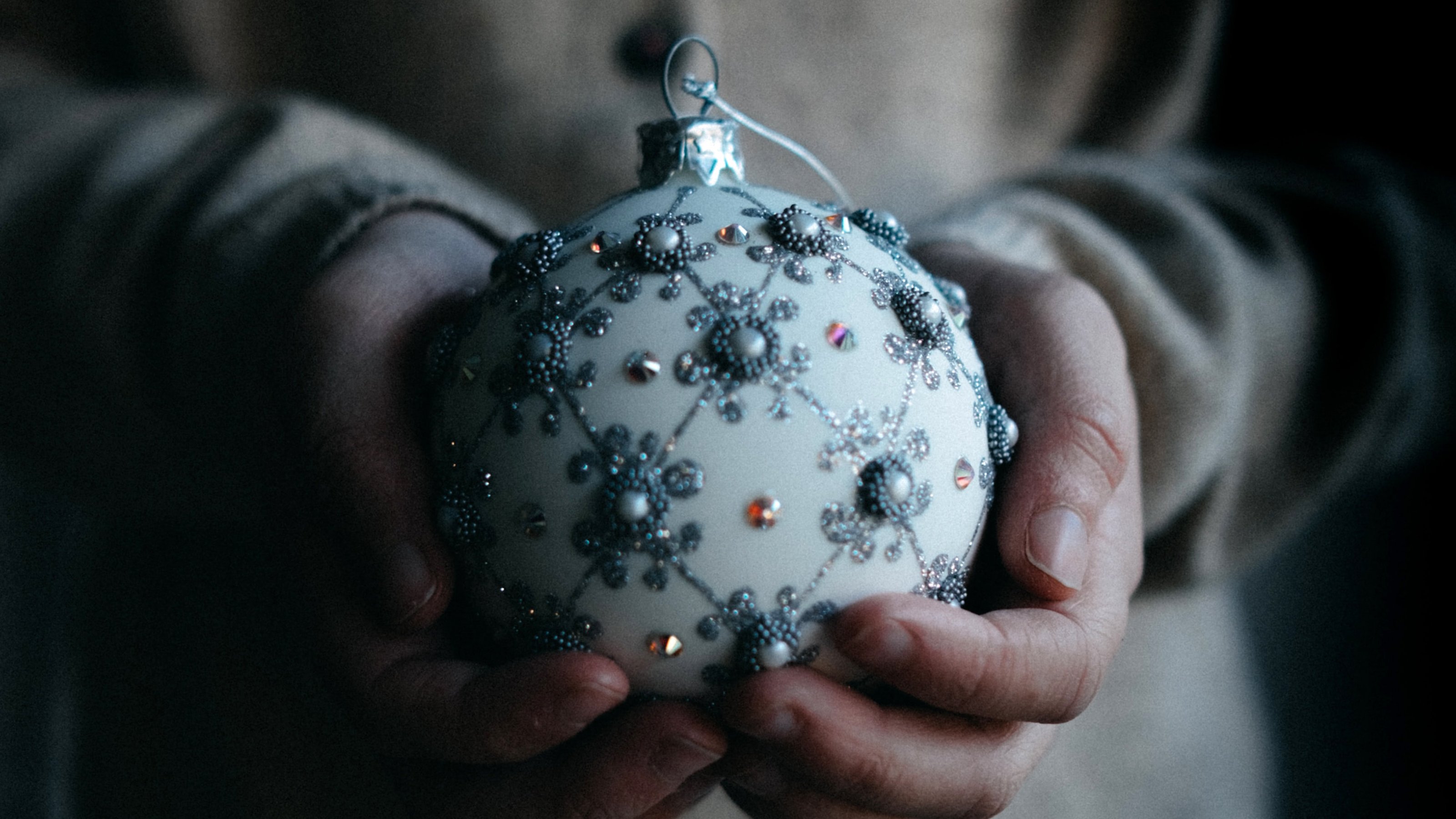 Handheld ornament by Annie Spratt on Unsplash